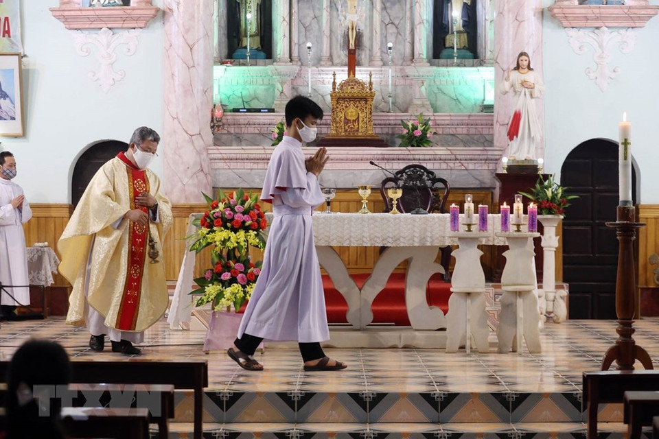 不举办集中性活动体现了全国各宗教教徒同越南党和国家一道努力，为打赢新冠肺炎疫情阻击战奉献力量。越通社记者英俊 摄