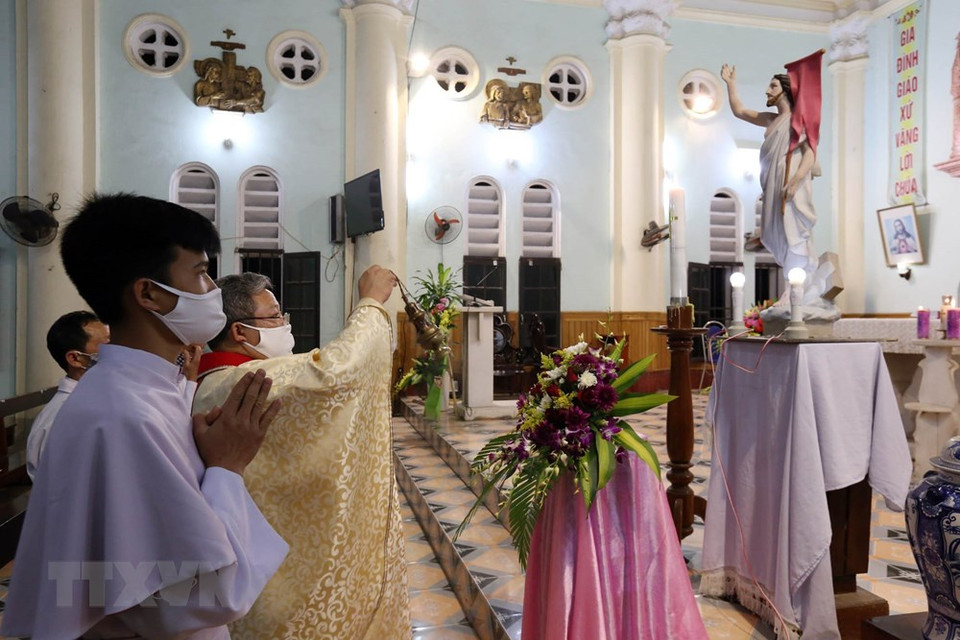 今年友朋教堂采用直播方式举行复活节，行礼人都戴上口罩。越通社记者英俊 摄