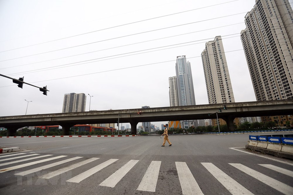 范雄-屈维进-陈维兴十字路口交通流量大大减少。越通社记者 辉雄 摄