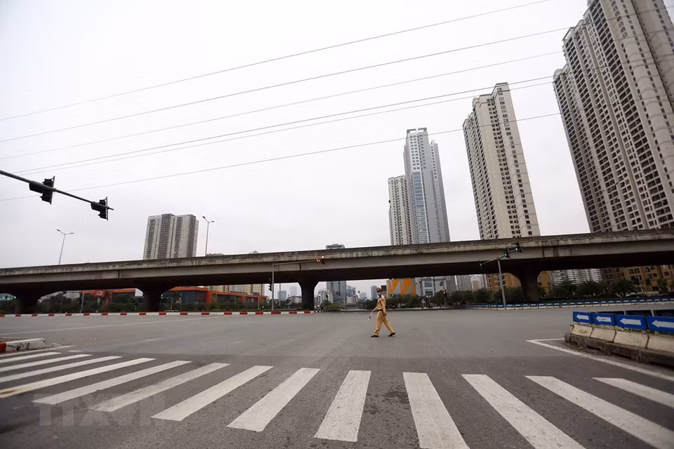 范雄-屈维进-陈维兴十字路口交通流量大大减少。越通社记者 辉雄 摄