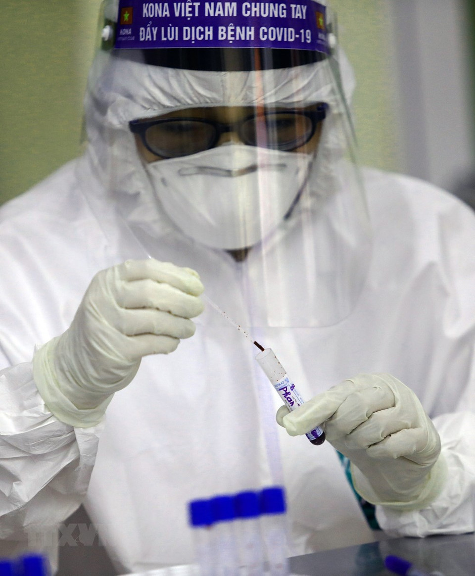 医务人员对血样进行快速检测。越通社记者 辉雄 摄