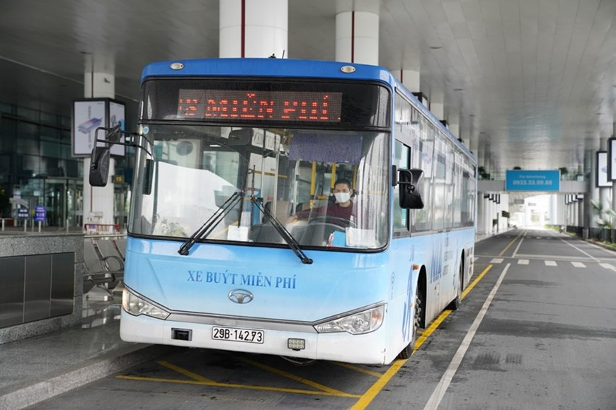 以防止新冠肺炎疫情扩散蔓延。机场在显示屏幕上播放有关新冠肺炎疫情防控措施的视频，引导旅客各项预防疫情的措施。从4月23日起，河内内排国际机场已允许出租车服务重新运营。河内内排国际机场还为旅客提供免费的公交服务，为旅客出行提供方便。图为免费运送旅客的一辆公交车