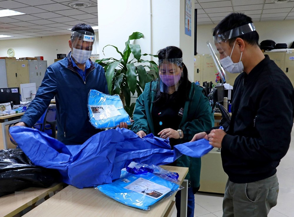 越通社摄影编辑部一直向记者和编辑人员提供充足的防护设备。图自越通社