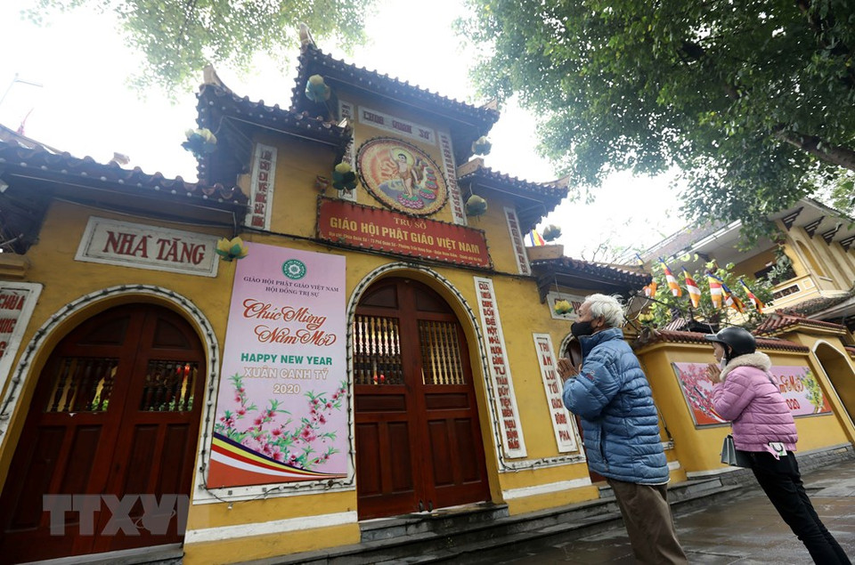 偶尔有些过路人在门外拜佛。越通社记者 文蝶 摄