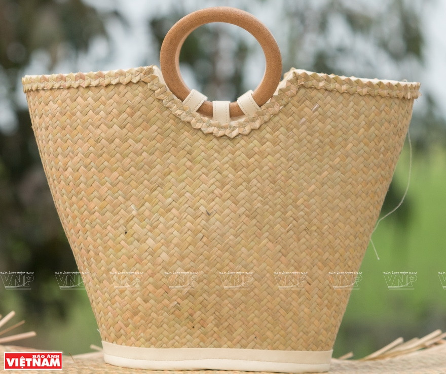 美观抢眼的若干蒲草工艺品。越通社记者 成达 摄