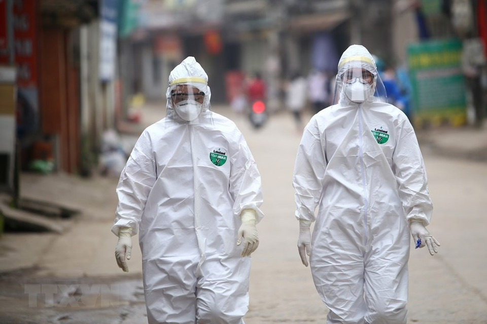 在夏雷村执行任务的医护人员均佩戴防护服。越通社记者明岚 摄