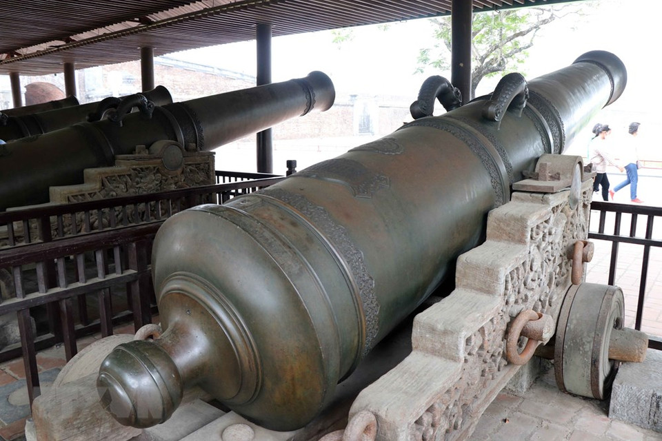 大炮被放在牢固的铁木架上。越通社记者 杜长 摄