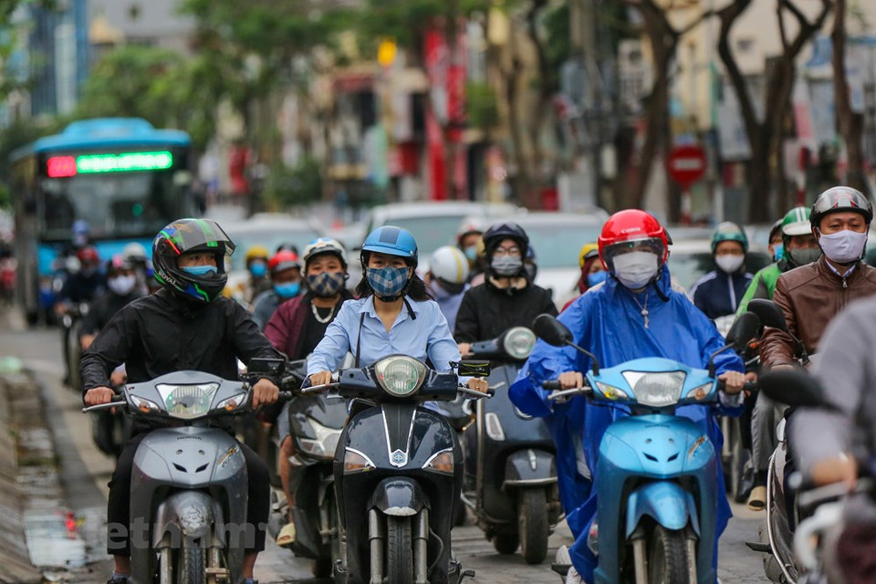  在越南政府总理3月21日颁发有关采取紧急措施应对新冠肺炎疫情的第16/CT-TTg指示命令中，自2020年4月1日零时起在全国范围内实施社交距离措施。该措施自4月23日0时起放宽，静寂的街头开始热闹起来，街头的车辆和行人都在增加。首都河内的生活在逐渐恢复中。Vietnam+记者 明山 摄