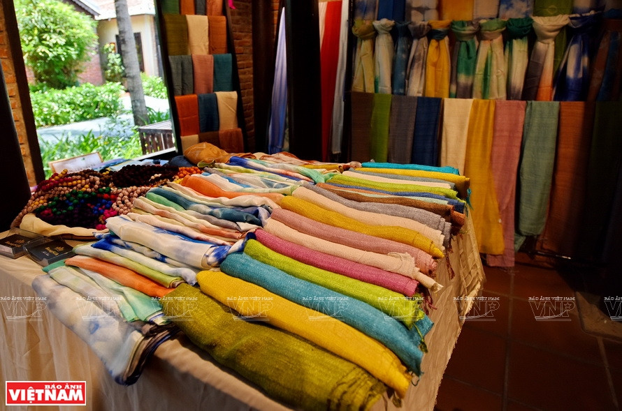 目前，越南是世界上六大丝绸生产国之一。在亚洲和世界丝绸出口中分别排名第三和第六位。越通社记者 清和 摄