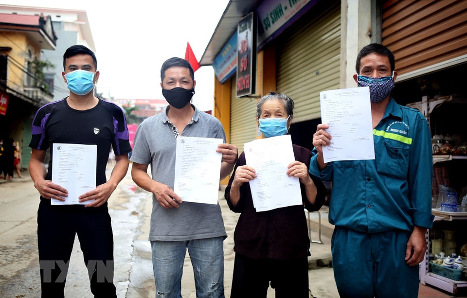 夏雷村村民主动申请体检。越通社记者明岚 摄