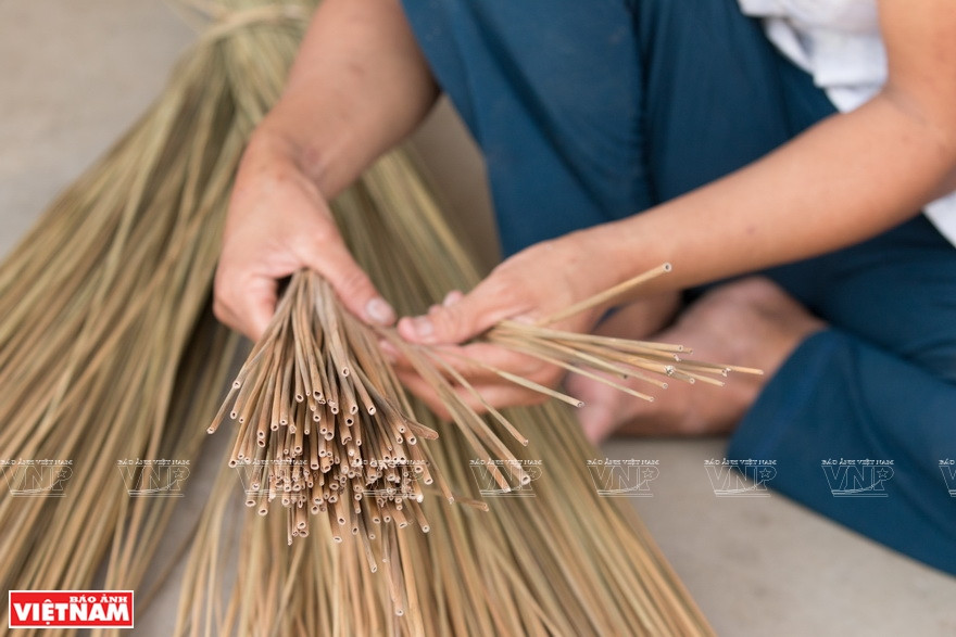 不同尺寸的蒲草编成不同的产品。越通社记者 成达 摄