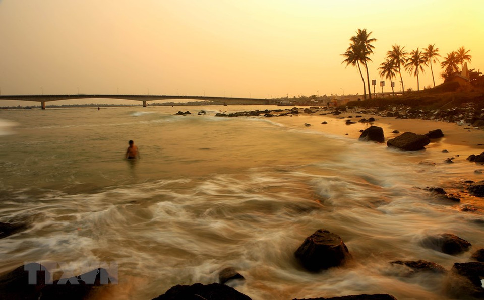 松门海滩的石礁 。越通社记者湖桥 摄