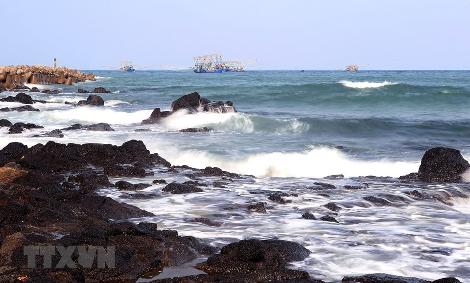 松门海滩的石礁 。越通社记者湖桥 摄