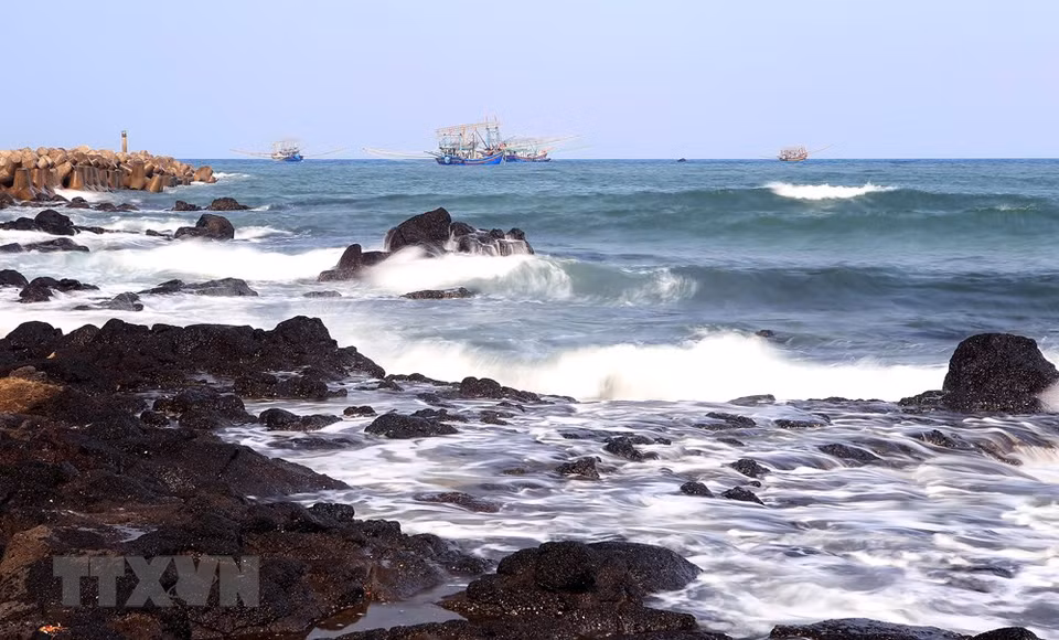 松门海滩的石礁 。越通社记者湖桥 摄