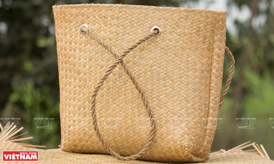 美观抢眼的若干蒲草工艺品。越通社记者 成达 摄