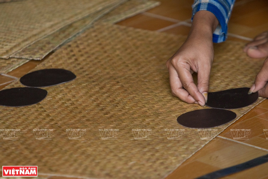 准备完善的蒲草包袋。越通社记者 成达 摄