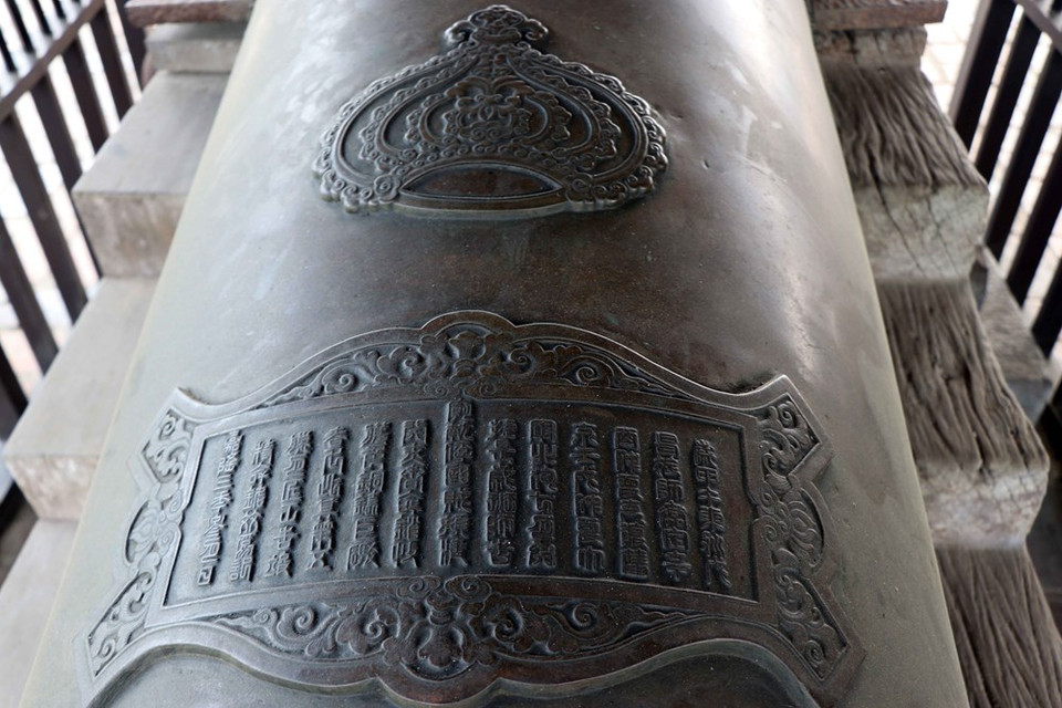 大炮上刻印精致的花纹，含有嘉龙皇帝册封文、火药准备和大跑运作方法等。越通社记者 杜长 摄