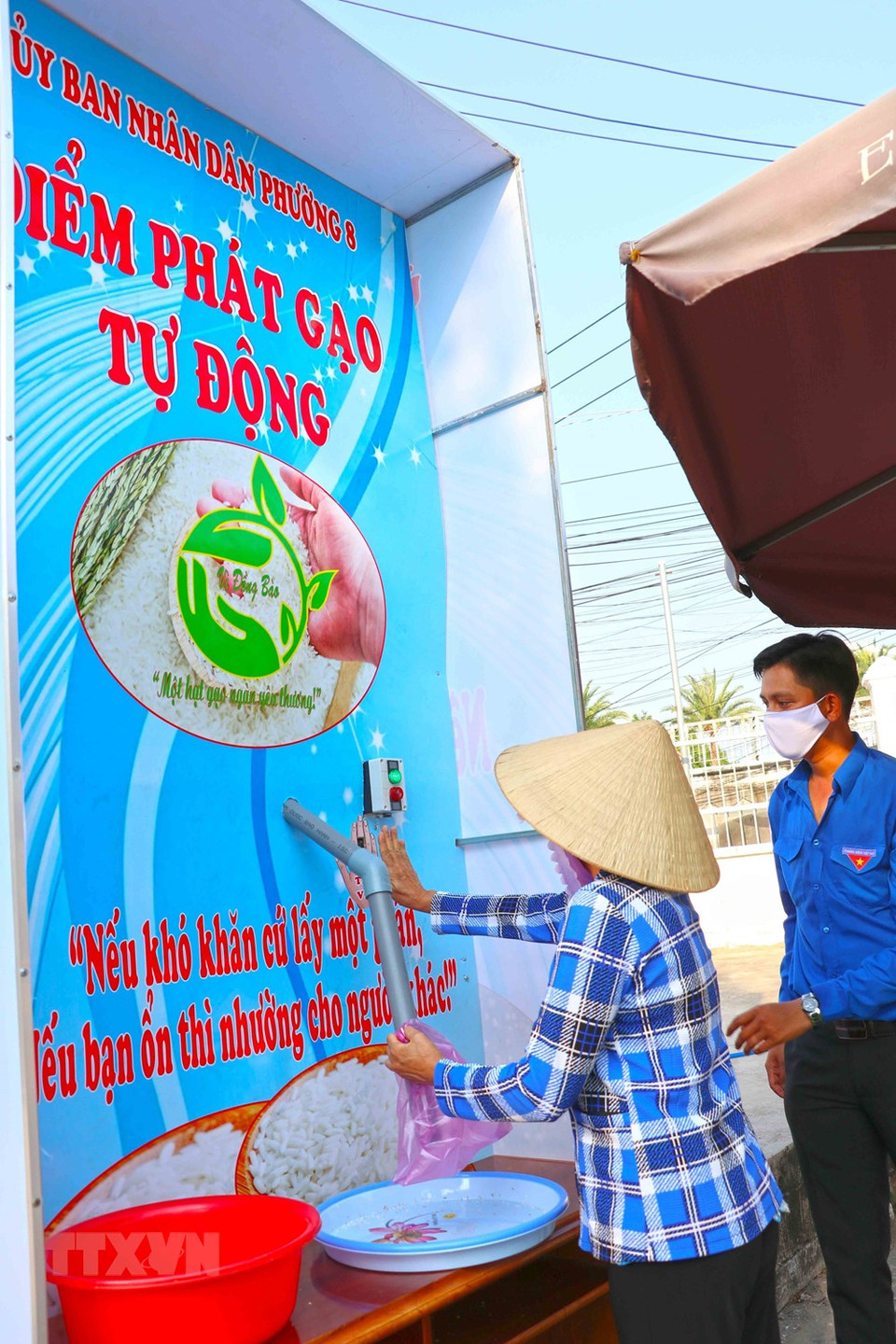 每人每日可在自动取米机提取2公斤大米。越通社记者 世英 摄