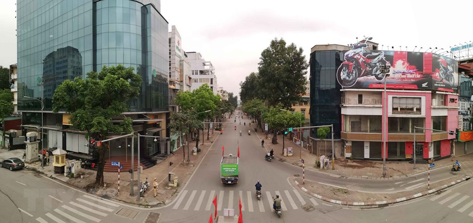 河内市多条街道人员来往寥寥可数。图自越通社