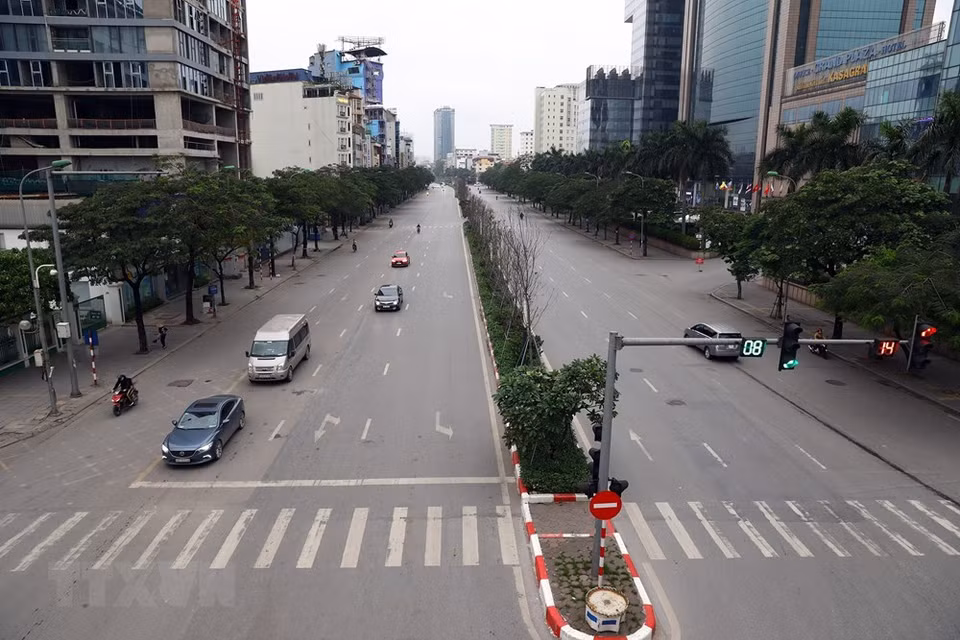  高峰时间的陈维兴街人员来往寥寥可数。越通社记者 辉雄 摄