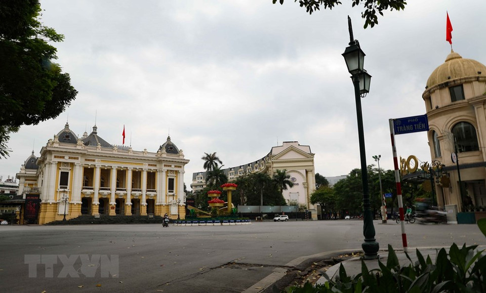 八月革命广场地广人稀的场景。图自越通社