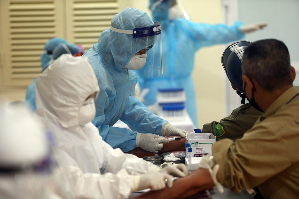 医务人员当天为正在楚十字路口集市干活的近200人进行快速检测。越通社记者 辉雄 摄