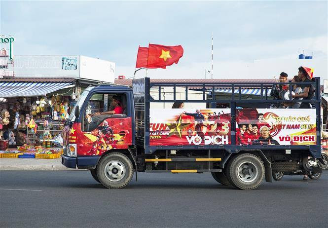 为越南足球队助威 图自越通社