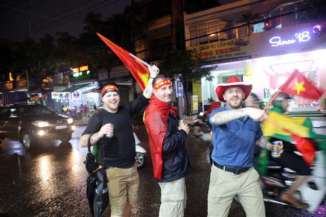 为越南足球队助威 图自越通社