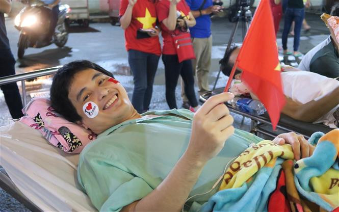 病人也有要为越南足球队助威 图自越通社