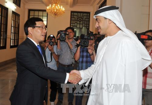  越南政府副总理兼外长范平明会见阿联酋外交与国际合作部部长谢赫阿卜杜拉•本•扎耶德•阿勒纳哈扬。