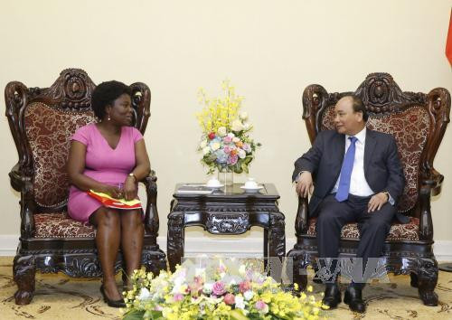  越南政府总理阮春福世界银行负责东亚与太平洋地区事务副行长维多利亚 • 克瓦。