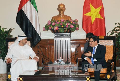  越南政府副总理兼外长范平明会见阿联酋外交与国际合作部部长谢赫阿卜杜拉•本•扎耶德•阿勒纳哈扬。
