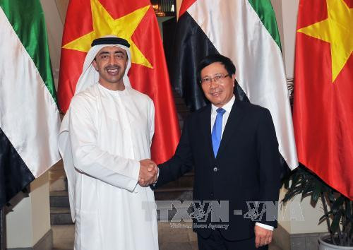  越南政府副总理兼外长范平明会见阿联酋外交与国际合作部部长谢赫阿卜杜拉•本•扎耶德•阿勒纳哈扬。