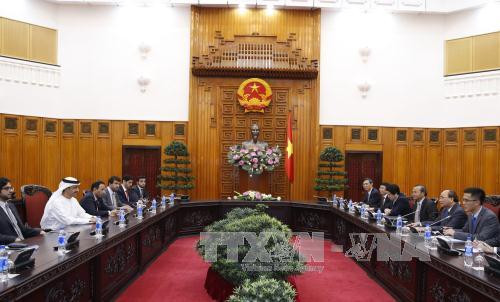  越南政府总理阮春福会见阿联酋外交与国际合作部部长谢赫阿卜杜拉•本•扎耶德•阿勒纳哈扬。