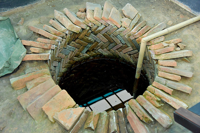 陈朝（十三、十四世纪）的红砖叠成的水井。（图片来源：《人民报网》）