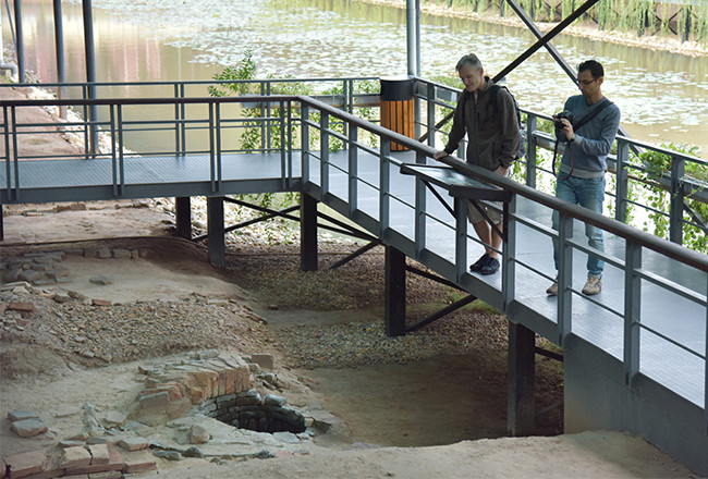 游客们参观升龙皇城的考古遗迹区。（图片来源：《人民报网》）