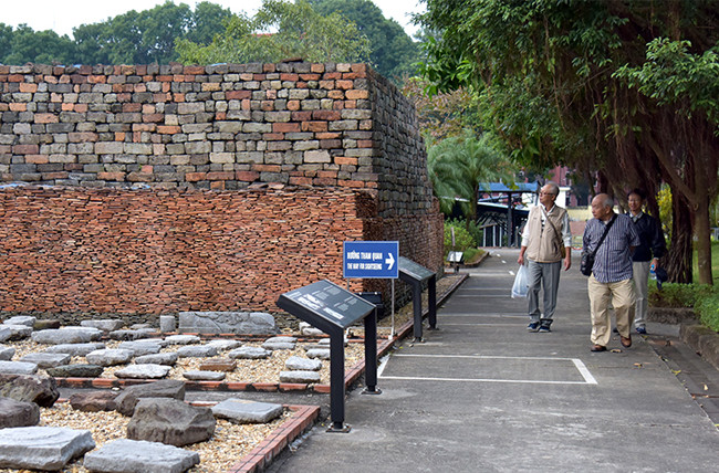 升龙皇城还保留着历代封建王朝的许多红砖。（图片来源：《人民报网》）