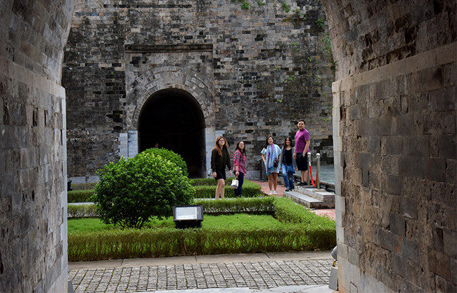 年轻人非常喜欢石头城门。（图片来源：《人民报网》）