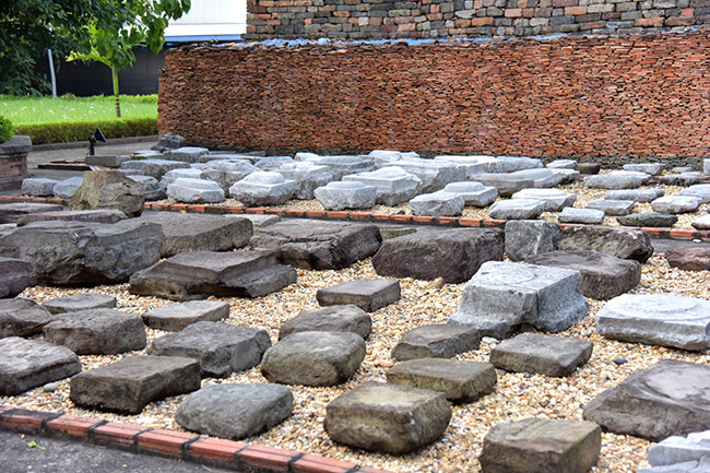 黎朝的石柱底。（图片来源：《人民报网》）