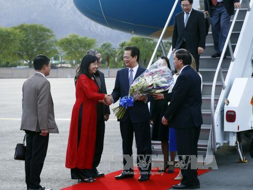 美国国务院代表、越南驻美国大使范光荣、越南驻美国圣弗朗西斯科副总领事高武梅到机场迎接阮晋勇总理一行。 （图片来源：越通社）