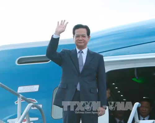越南政府总理阮晋勇一行已抵达美国加利福尼亚州棕榈泉国际机场。（图片来源：越通社）