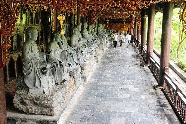 春节期间，全国各地纷纷来到拜丁寺烧香拜佛。寺里保留着越南最大的三世佛、释迦牟尼佛和观音菩萨等佛像以及佛家的许多宝物。（图片来源：《越南快讯网》）