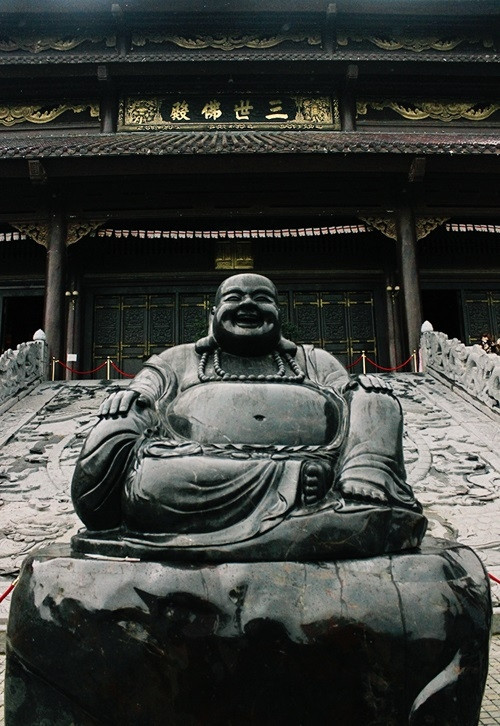 每年众多国内外游客前来烧香和瞻拜拜丁寺，祈求家人身体健康，幸福吉祥。（图片来源：《越南快讯网》）