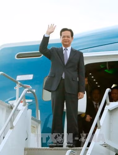越南政府总理阮晋勇一行已抵达美国加利福尼亚州棕榈泉国际机场。（图片来源：越通社）