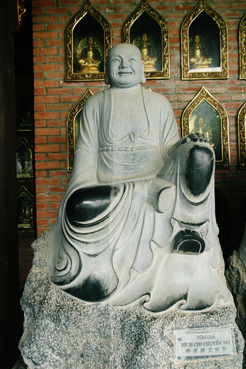 寺庙出入走廊上摆设数百尊罗汉佛像。到这里，游客常摸一摸每尊佛像以求平安。（图片来源：《越南快讯网》）