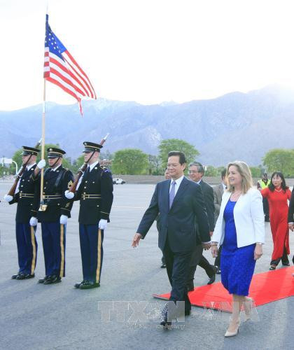 美国国务院代表到机场迎接阮晋勇总理一行。 （图片来源：越通社）