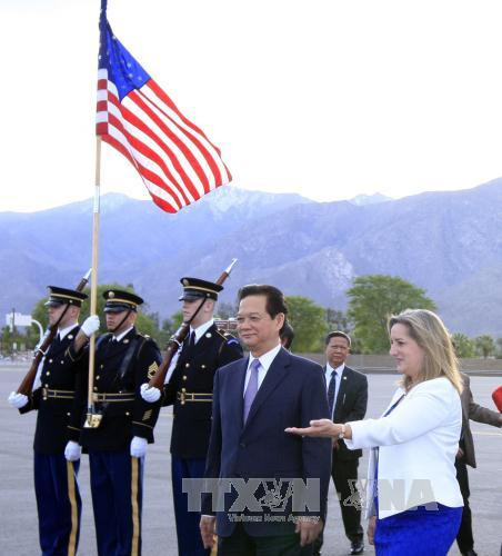 美国国务院代表到机场迎接阮晋勇总理一行。 （图片来源：越通社）