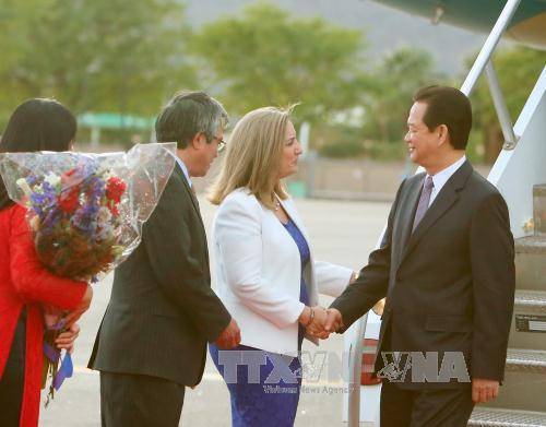 美国国务院代表、越南驻美国大使范光荣、越南驻美国圣弗朗西斯科副总领事高武梅到机场迎接阮晋勇总理一行。 （图片来源：越通社）