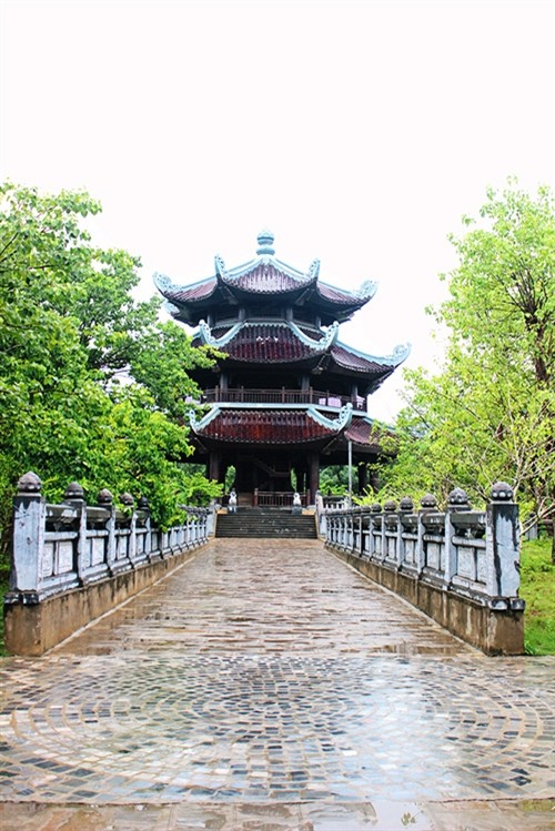 拜丁寺建筑最大特点是庞大的立方体，主要建材是青石和木料。建筑拱券成弧形，是越南传统建筑典型样式。（图片来源：《越南快讯网》）