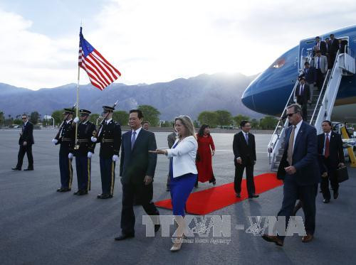 美国国务院代表、越南驻美国大使范光荣、越南驻美国圣弗朗西斯科副总领事高武梅到机场迎接阮晋勇总理一行。 （图片来源：越通社）